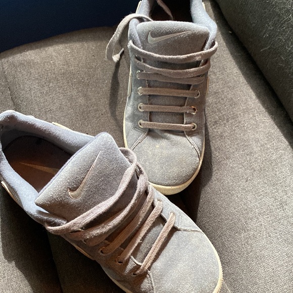 grey and white suede leather Nike’s. Classic tennis shoe, old school style. - Picture 4 of 5